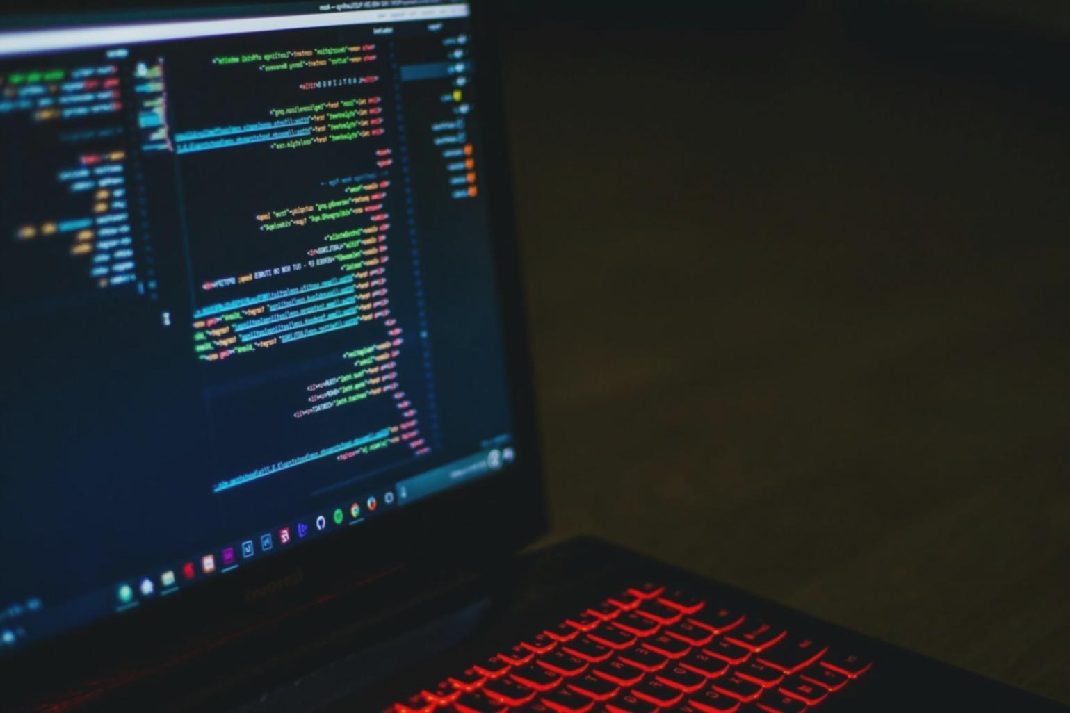 Desarrolladores trabajando en proyectos de juegos móviles durante una sesión práctica